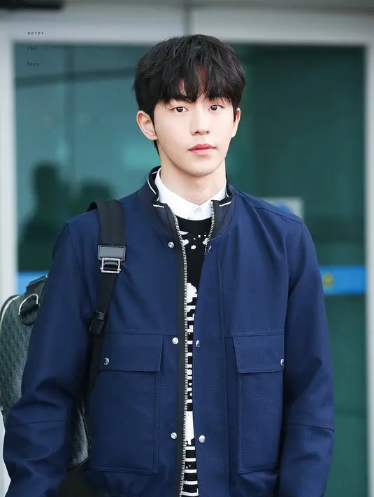 "Masa muda merupakan masa yang penting, banyak orang yang melupakan mimpi gara-gara kesulitan itu. Seandainya aku bisa membantu, aku akan melakukannya," tutupnya. (Foto: koreaboo.com)