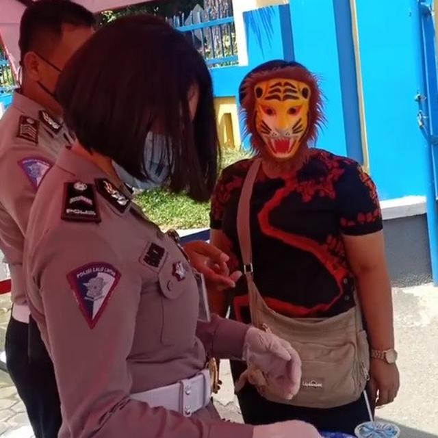 Pakai Topeng Mainan Sebagai Pengganti Masker Ulah Emak Emak