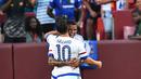 Eden Hazard melakukan selebrasi bersama Kenedy usai mencetak gol saat International Champions Cup 2015 di Landover, Maryland, Rabu (29/7/2015). Chelsea menang 4-2 lewat adu penalti, usai bermain imbang 2-2 waktu normal. (AFP/NICHOLAS KAMM)