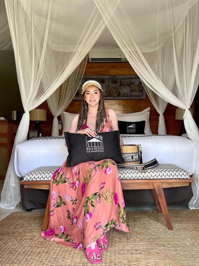 7 Potret Terbaru Amel Alvi, Liburan Ke Bali dengan Gaya Rambut Cornrow