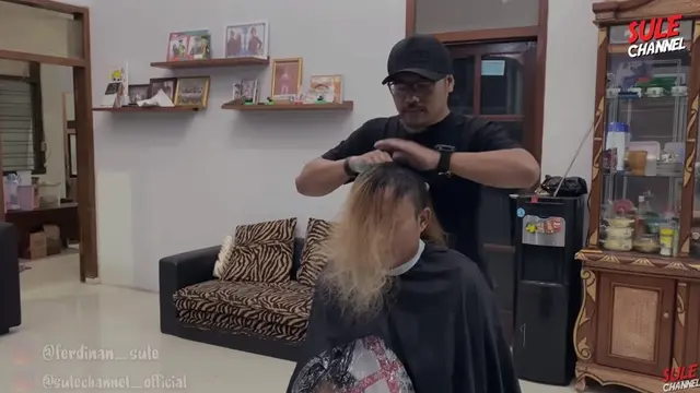 7 Potret Sule Cukur Rambut Panjang, Jadi Mirip Rizky Febian