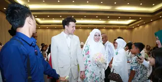 Senyum kebahagiaan terpancar dari kedua mempelai yang baru saja resmi menjadi suami istri. (M. Akrom Sukarya/Bintang.com)