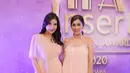 Gaya elegan Syahnaz dan Nisya hadiri acara penghargaan bersama mengenakan dress warna soft pink senada. [Foto: IG/nissyaa].
