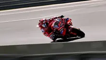 Pembalap MotoGP Italia dari Tim Ducati Lenovo, Francesco Bagnaia, melaju kencang di tikungan pada sesi kualifikasi MotoGP Australia di Phillip Island pada 18 Oktober 2025. (William WEST/AFP)