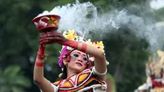 Masyarakat Bali melakukan tarian ritual selama parade patung-patung yang dikenal sebagai "ogoh-ogoh" yang melambangkan kejahatan, sebelum parade "Hari Raya Nyepi" di Denpasar, Bali, pada tanggal 1 Maret 2024. (SONNY TUMBELAKA/AFP)