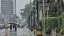 Petugas Gegana Polda Metro Jaya mengecek penemuan benda mencurigakan di Wisma Nusantara, Thamrin, Jakarta, Kamis (4/2). Setelah diselidiki ternyata kardus mencurigakan tersebut beriskani kue. (Liputan6.com/Faizal Fanani)