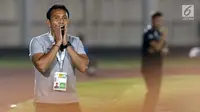 Pelatih Timnas Indonesia U-16, Bima Sakti memberi arahan pada timnya saat melawan Filipina U-16 pada laga kualifikasi Piala AFC U-16 2020 Grup G di Stadion Madya Gelora Bung Karno, Jakarta, Senin (16/9/2019). Indonesia U-16 unggul 4-0. (Liputan6.com/Helmi Fithriansyah)