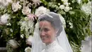 Pippa Middleton turun dari mobil setibanya di lokasi pernikahannya di sebuah gereja kecil di Inggris, Sabtu (20/5). Adik dari istri Pangeran William, Kate Middleton, itu akan menikah dengan tunangannya, James Matthew. (AP Photo/Kirsty Wigglesworth, Pool)