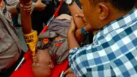 Kapolresta Pekanbaru Komisaris Besar Susanto pingsan setelah terinjak mahasiswa demo di DPRD Riau. (Liputan6.com/M Syukur)