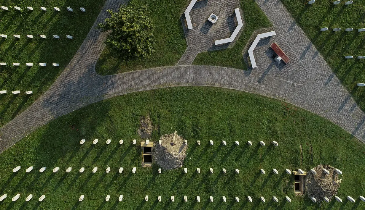 <p>Foto yang diambil oleh drone ini menunjukkan pemandangan udara dari Pusat Peringatan Genosida Srebrenica dan kuburan yang baru digali di Potocari. Korban pembantaian Srebrenica yang baru diidentifikasi akan dimakamkan kembali setiap tahun pada 11 Juli. (AP Photo/Armin Durgut)</p>