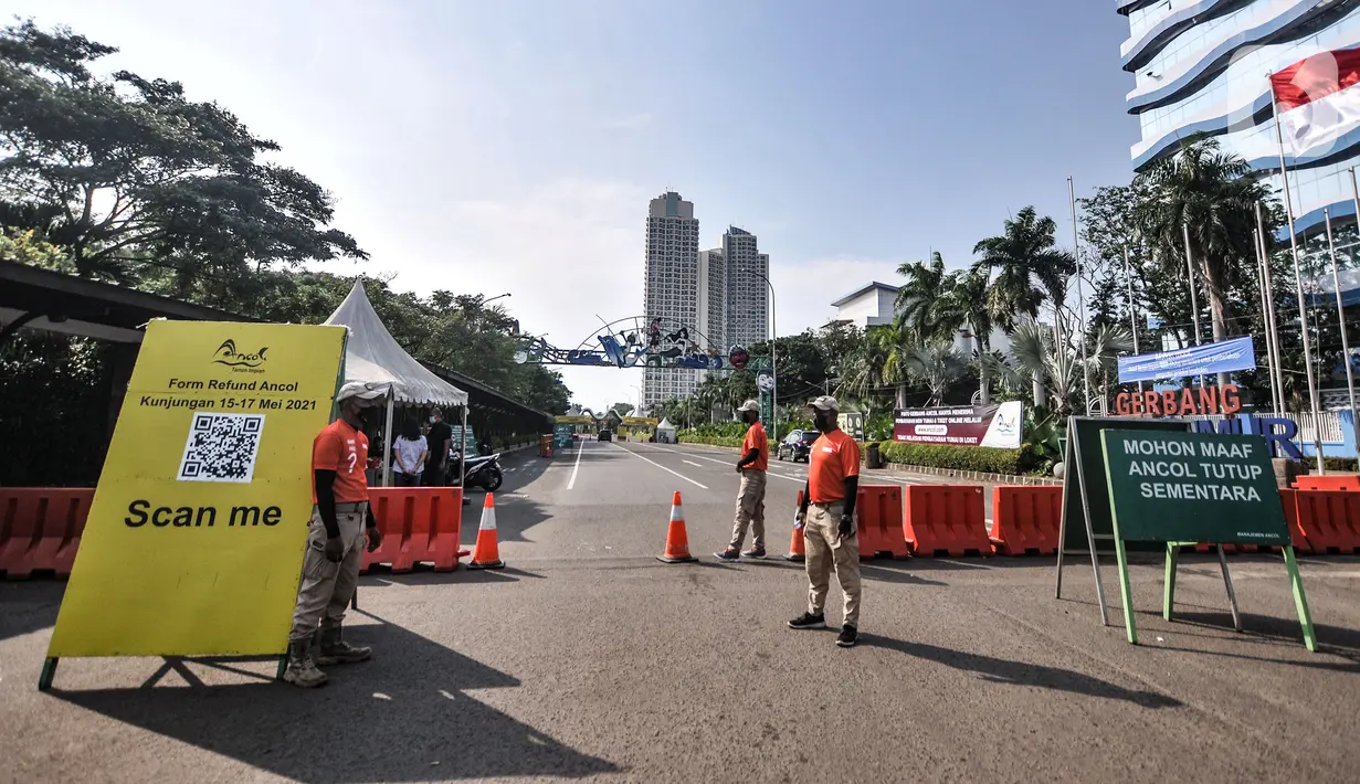 Petugas berjaga di salah satu pintu masuk saat penutupan sementara Taman Impian Jaya Ancol, Jakarta, Minggu (16/5/2021). Ancol ditutup sementara akibat kerumunan pengunjung yang tidak taat protokol kesehatan pada libur Lebaran kemarin. (merdeka.com/Iqbal S. Nugroho)