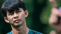 Risna Prahalabenta bersama Taufik, Fahmi Al-Ayyubi, dan Eka Sama Adi masuk gelombang kedua pemain Persik Kediri yang terkonfirmasi positif COVID-19. (Bola.com/Gatot Susetyo)