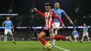 Striker Sheffield United, Callum Robinson berebut bola dengan bek Manchester City, Kyle Walker pada laga pekan ke-20 Liga Inggris di Etihad Stadium, Minggu (29/12/2019). Hasil manis dipetik Manchester City usai meraih kemenangan 2-0 saat menjamu Sheffield United. (Lindsey Parnaby / AFP)