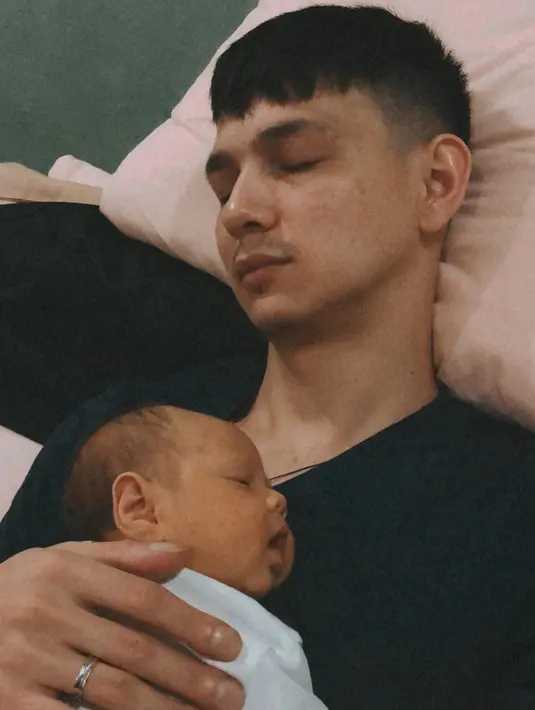 Banyak hal baru yang ditemukan Marcell Darwin menjadi ayah. Meski begitu, ia terus menjalaninya dengan maksimal. Ia berusaha membantu sang istri dalam mengurus buah hati mereka (Instagram/marcelldarwin)