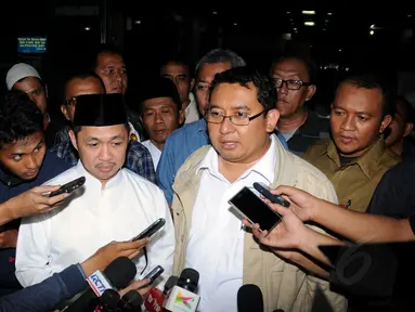 Ketua DPP Gerindra, Fadli Zon (kanan), bersama Presiden PKS, Anis Matta, memberikan keterangan seputar kesehatan Ketum Partai Gerindra di RSPP, Jakarta, (27/8/14). (Liputan6.com/Helmi Fithriansyah)