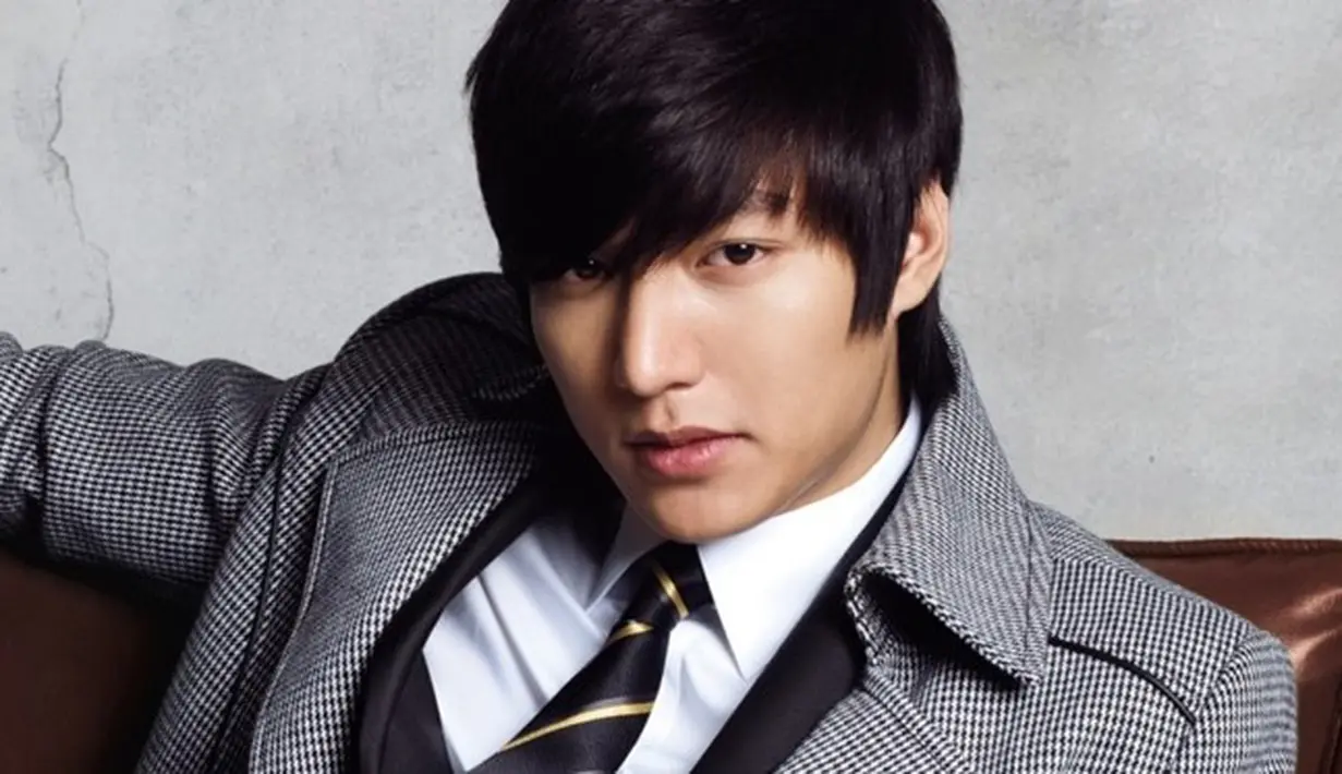 Ternyata, Lee Min Ho mempunyai cita-cita di masa kecil. Yaitu,sebagai pemain sepak bola yang handal. Namun, Minho mengurungkan niatnya menjadi seorang atlet. (Soompi)