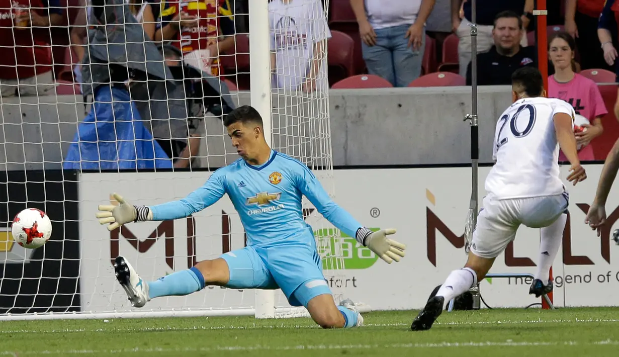Kiper Manchester United Joel Castro Pereira gagal menghalau bola tendangan gelandang Real Salt Lake, Luis Silva (20) pada pertandingan persahabatan di Sandy, Utah (18/7). MU menang 2-1 atas Real Salt Lake. (AP Photo / Rick Bowmer)