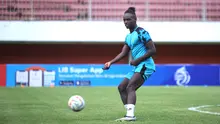 Pemain asing Persikabo 1973, Jose Varela, menjajal rumput Stadion Maguwoharjo, Sleman, jelang laga menghadapi RANS Nusantara FC pada pekan pertama BRI Liga 1 2023/2024, Senin (3/7/2023).