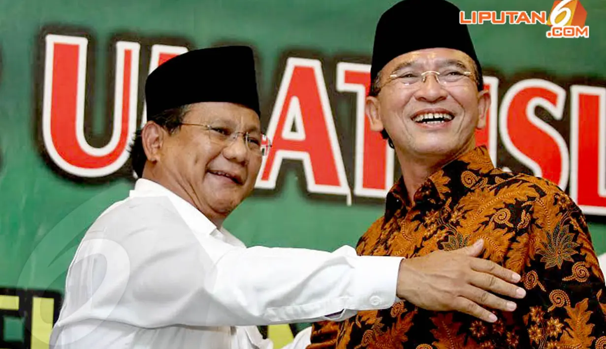  Usai memberikan keterangan pers, Prabowo tampak akan berangkulan dengan Ketua Umum PPP Suryadharma Ali (Liputan6.com/Faizal Fanani)