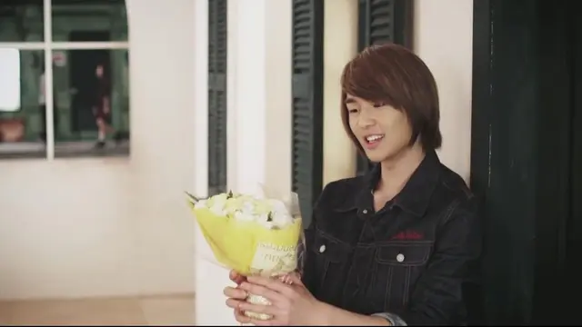 Gaya rambut Onew SHINee di Musik Video Hello.