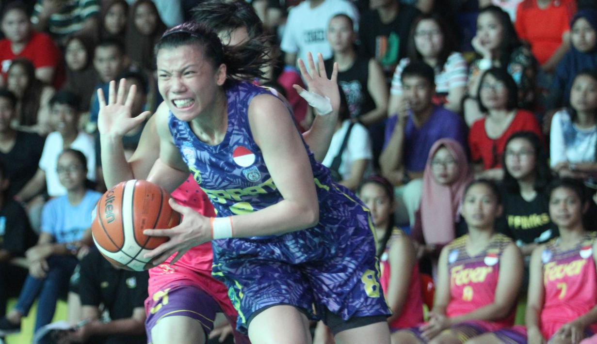 Pebasket Merpati Bali, Regita Pramesti, melewati pebasket Surabaya Fever pada laga Srikandi Cup 2017 di GOR Flying Wheel, Makassar, Sabtu (2/12/2017). Surabaya Fever juara setelah mengalahkan Merpati Bali 67-48. (Bola.com/Andhika Putra)