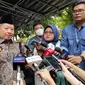 Menteri Perencanaan Pembangunan Nasional, Suharso Monoarfa saat ditemui wartawan di rumah duka (Koesni Harningsih istri Moeldoko) Jakarta Pusat, Minggu (12/3/2023). (Dok. Liputan6.com/Ady Anugrahadi).