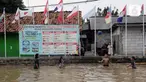 Anak-anak bermain bola dengan barisan tiang bendera negara peserta Piala Dunia U-17 2023 yang mana Indonesia sebagai tuan rumah di Kampung Asem, Kelurahan Marga Mulya, Kecamatan Bekasi Utara, Bekasi, Jawa Barat, Kamis (16/11/2023). Sebelumya, tiang-tiang tersebut diperuntukkan untuk bendera partai-partai menyambut pemilu dalam pesta demokrasi. (merdeka.com/Imam Buhori)