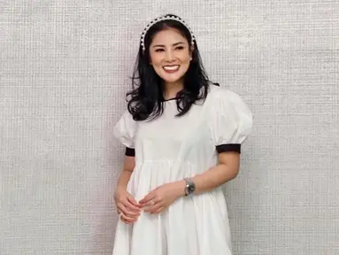 Menggunakan simple dress berwarna putih dengan detail hitam dibagian lengannya, penampilan Nindy Ayunda ini pun curi perhatian. Ia pun memilih menggunakan riasan sederhana serta menambahkan bandana untuk mempermanis gaya penampilannya. (Liputan6.com/IG/@nindyayunda)