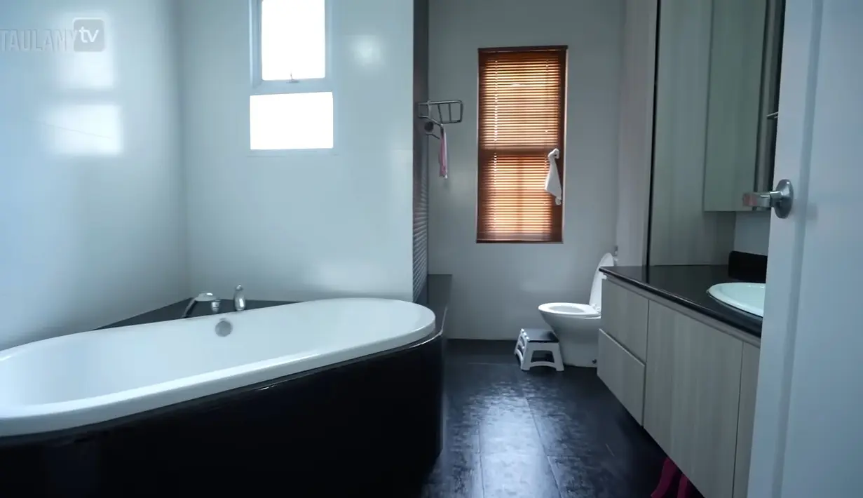 Area kamar mandi juga terlihat nyaman meski tak didesain terlalu luas. Terdapat bathtub untuk bersantai. [YouTube Taulany TV]