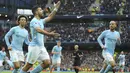 Striker Manchester City, Sergio Aguero, merayakan gol yang dicetaknya kw gawang Burnley pada laga Premier League di Stadion Etihad, Manchester, Sabtu (21/10/2017). City menang 3-0 atas Burnley. (AP/Rui Vieira)