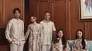 Keluarga Nola B3 dan Naura Ayu tampil dengan busana serba coklat muda bermotif. Naura dan adik kecilnya tampil dengan dress. Nola dan Neona mengenakan atasan bermotif. Serta anggota keluarga pria mengenakan baju koko warna senada.  [@geulis.id]