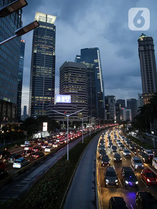 Kendaraan terjebak kemacetan di ruas jalan Jenderal Sudirman, Jakarta, Rabu (25/11/2020). Kemacetan jalanan Ibu Kota usai hujan mengguyur adalah pemandangan yang biasa. Namun di masa pembatasan sosial berskala besar (PSBB) transisi, pemandangan ini kembali muncul. (Liputan6.com/Faizal Fanani)