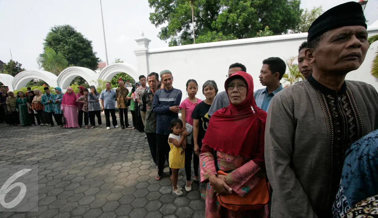 Warga mengentre untuk bisa bersalaman dengan Sultan HB X, Yogyakarta, Senin (11/7). Ribuan orang diperkirakan akan menghadiri acara Open House tersebut. (Liputan6.com/Boy Harjanto)