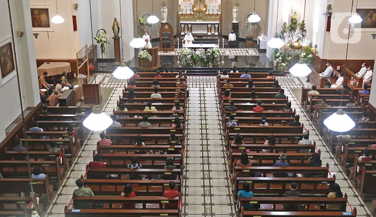 Suasana Malam Misa Natal di Gereja Katedral Santo Petrus Bandung, Jawa Barat, Kamis (24/12/2020). Pelaksanaan Malam Misa Natal di tengah pandemi Covid-19 tersebut dilakukan dengan menerapkan protokol kesehatan ketat. (Liputan6.com/Herman Zakharia)
