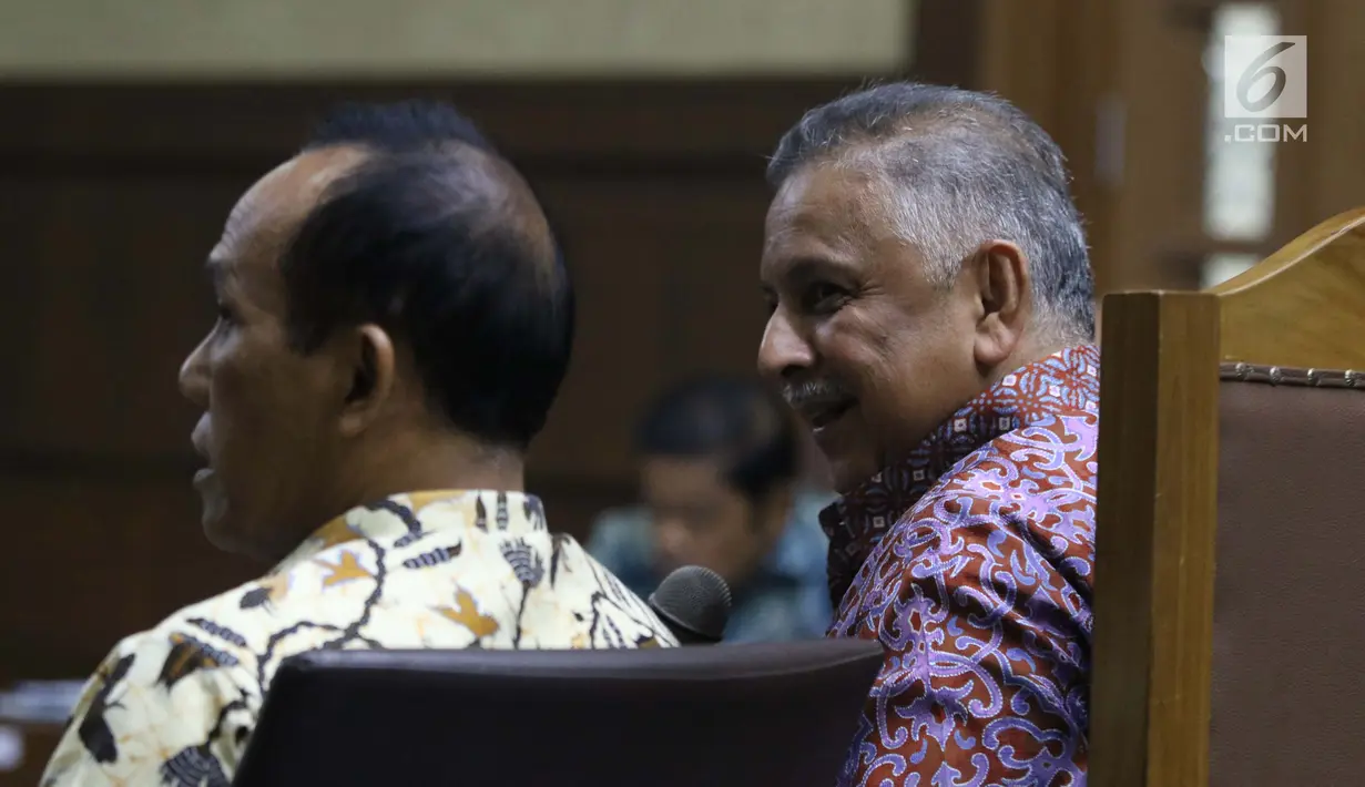 Dirut PT PLN Persero Sofyan Basir (kanan) bersama Direktur Pengadaan Strategis 2 PT PLN Supangkat Iwan Santoso saat menjadi saksi sidang dugaan suap pembangunan PLTU Riau-1 di Pengadilan Tipikor, Jakarta, Selasa (12/2). (Liputan6.com/Helmi Fithriansyah)