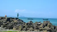 Tanggul penahan gelombang tinggi di perairan selatan Cilacap, Jawa Tengah. (Foto: Liputan6.com/Muhamad Ridlo)