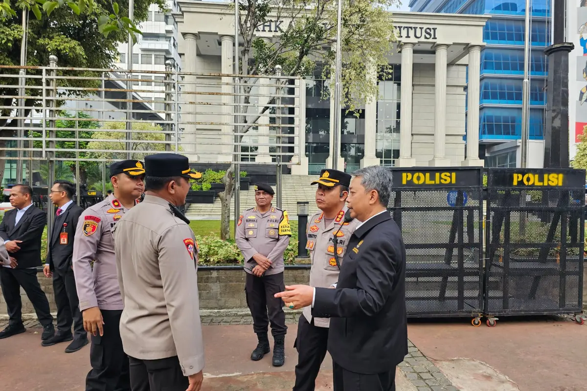 Polisi mengawal sidang sengketa Pilkada 2024 di Mahkamah Konstitusi (MK) pada Selasa, (4/2/2025).
