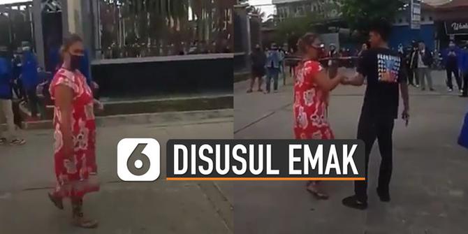 VIDEO: Kocak, Lagi Asyik Ikut Demo Mahasiswa Ini Disusul Emaknya