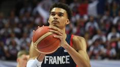 Pebasket Prancis, Victor Wembanyama memegang bola saat Kualifikasi Piala Dunia Basket 2023 melawan Lithuania di Trelaze, Prancis, 26 Februari 2023. Wembanyama saat ini bermain untuk klub Prancis, Boulogne-Levallois Metropolitans 92. Pemain kelahiran 2004 tersebut digadang-gadang menjadi draft pick pertama NBA 2023. (AFP/Jean-Francois Monier)