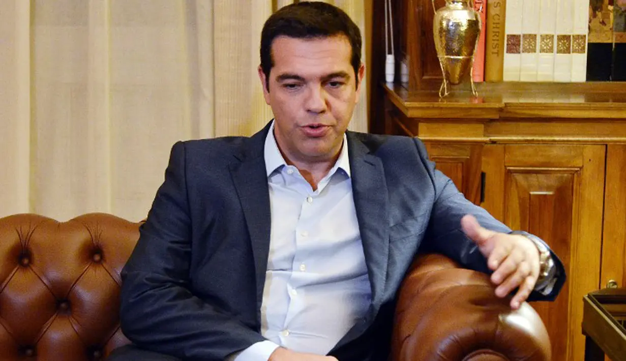 Perdana Menteri Yunani Alexis Tsipras saat menemui Presiden Yunani, Prokopis Pavlopoulos di Istana Presiden, Athena, Kamis (20/8/2015). Dia mengumumkan pengunduran dirinya dan menyerukan pemilu dini tanggal 20 September. (AFP PHOTO/LOUISA GOULIAMAKI)