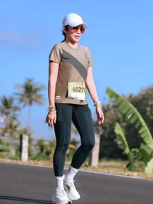 <p>Bagi perempuan lima orang anak ini, keikutsertaan marathon 21 K ini merupakan yang keduanya. Sebelumnya, istri Andhika Pratama itu pernah ikut di Bandung. [Instagram/ussypratama]</p>