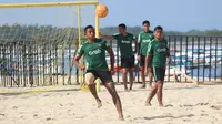 Aksi Timnas Indonesia di AFF Beach Soccer 2018. (Bola.com/Aditya Wany)