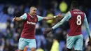 Pemain West Ham United, Dimitri Payet merayakan golnya saat timnya menang atas Everton 3-2 pada lanjutan Liga Inggris pekan ke-29. (Reuters/Phil Noble)