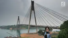 Wisatawan berswafoto dengan latar belakang jembatan Barelang di Batam, Kepri (15/4). Jembatan Barelang adalah singakatan dari Batam, Rempang, dan Galang. (Liputan6.com/Herman Zakharia)