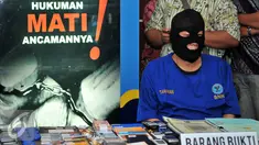 Tersangka berinisial GP dihadirkan saat gelar barang bukti Tindak Pidana Pencucian Uang (TPPU) narkotika di kantor BNN, Jakarta, Selasa (26/1). BNN berhasil menyita aset senilai Rp17 miliar di Tebing Tinggi, Medan. (Liputan6.com/Yoppy Renato)