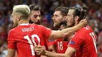 Para pemain Wales saat merayakan gol Gareth Bale ke gawang Rusia. (PASCAL GUYOT / AFP)
