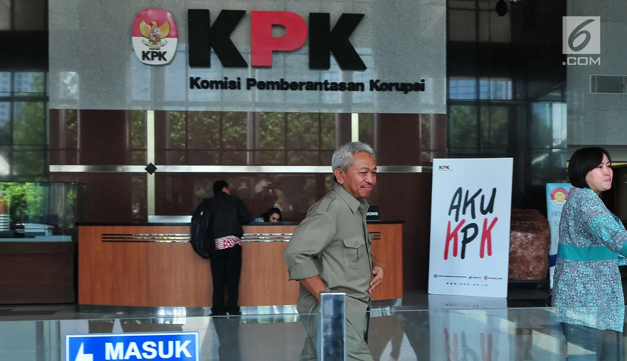 Hakim PN Jakarta Selatan, Djoko Indiarto bersiap menjalani pemeriksaan di Gedung KPK, Jakarta, Jumat (8/9). Djoko akan diperiksa sebagai saksi kasus suap yang melibatkan Tarmizi, panitera pengganti di PN JakSel. (Liputan6.com/Helmi Afandi)