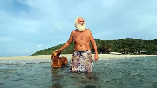  Miliarder Ini Rela Tinggakan Harta dan Hidup di Pulau Terpencil