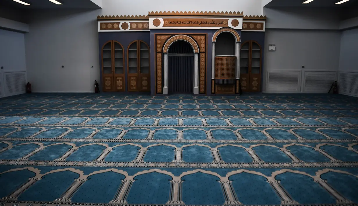 Interior bangunan masjid resmi pertama di Kota Athena, Yunani pada Jumat (7/6/2019). Selama ini, muslim di Athena terpaksa salat di lokasi-lokasi sementara yang tersebar di seluruh kota, mulai dari ruang bawah tanah yang penuh sesak hingga toko-toko gelap. (Aris MESSINIS / AFP)