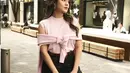 Tampil manis, Raisa padukan sleeveless shirt pink dengan black jeans sebagai outfit skena di Jepang [@raisa6690]
